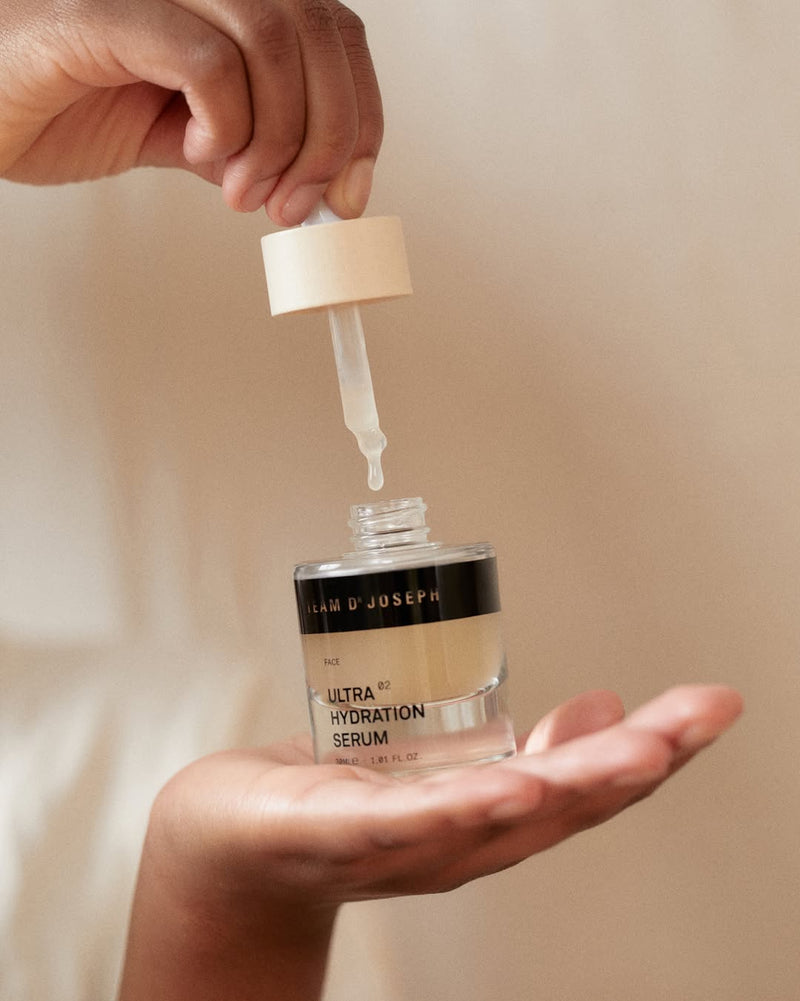 Fra @teamdrjoseph — ULTRA HYDRATION SERUM dryppes i en åben håndflade