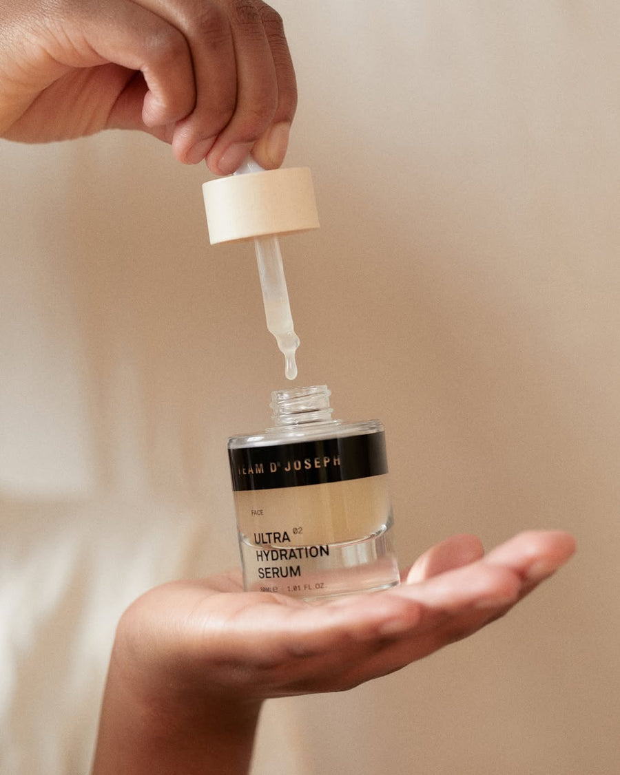 Fra @teamdrjoseph — ULTRA HYDRATION SERUM dryppes i en åben håndflade