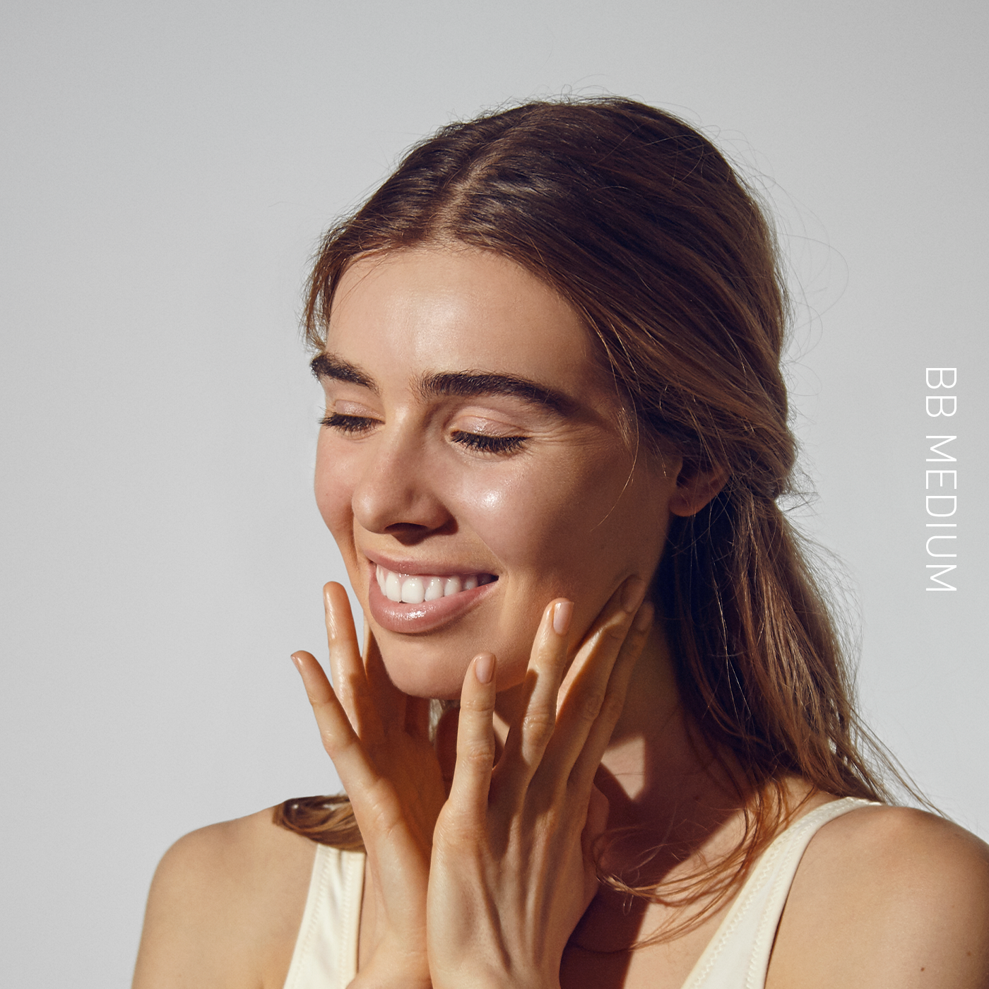 BB SOLCREME TIL ANSIGTET / Farve MEDIUM